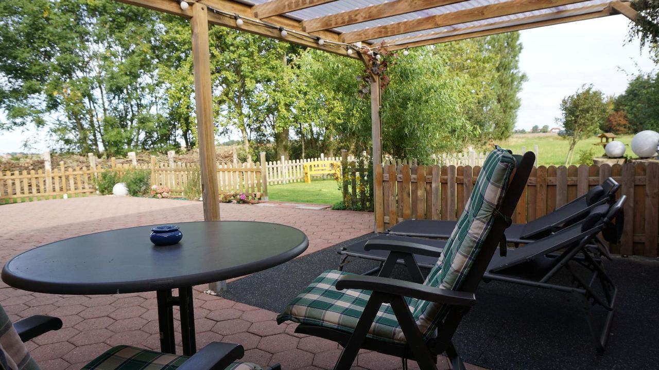 Terrasse. mit offener Windschutztür Terrasse. mit offener Windschutztür
